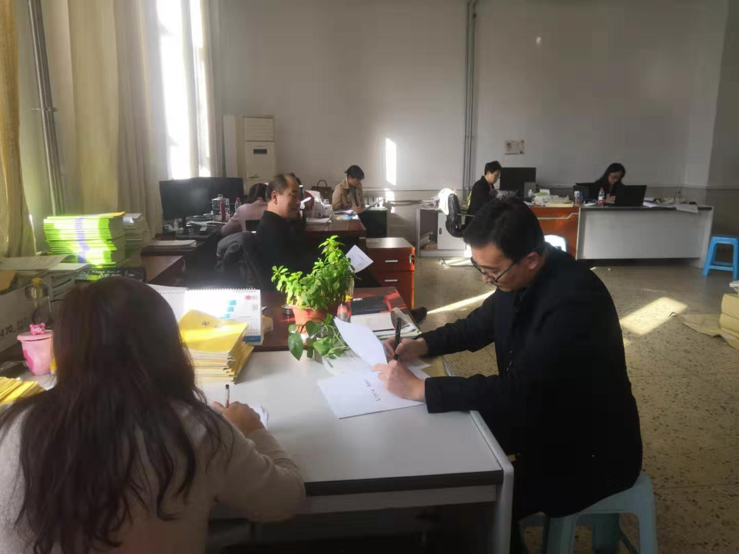 高二英语备课组召开名著阅读研讨会.jpg